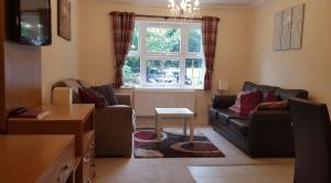 2 bed apartment, walk to beach, parking, high speed wifi