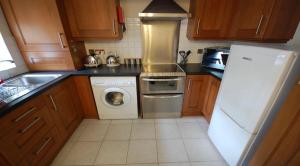 2 bed apartment, walk to beach, parking, high speed wifi