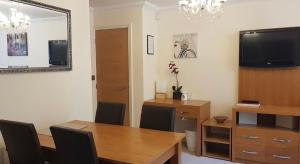 2 bed apartment, walk to beach, parking, high speed wifi