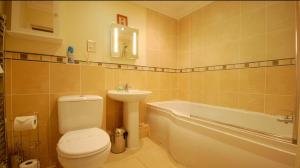 2 bed apartment, walk to beach, parking, high speed wifi