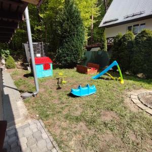 Bajkowe Chatki domki letniskowe nad jeziorem Narie