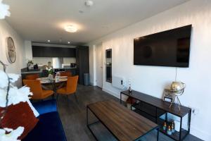 Stylish Luxury Penthouse in Liverpool City Centre - Free Private Parking and Only 2km from Everton Stadium!