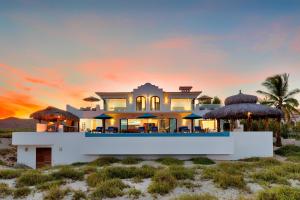 Villa Bahia de los Frailes by Cabo Villas