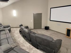 Dual Cabin- Yellowstone Family Retreat- Sled Hill