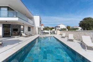 Prestige Villa COMPADRE Luxury Retreat in Mandre, Heated Pool, 4 Bedrooms, Seaside Comfort, NEW!