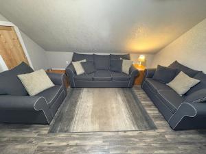 Spacious Rustic Downtown Market St 1 Bedroom Apt, Sleeps Up to 5, Steps to Honeywell & Eagles Theatre