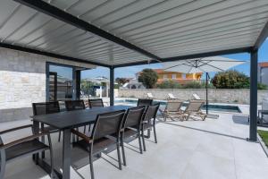 Prestige Villa COMPADRE Luxury Retreat in Mandre, Heated Pool, 4 Bedrooms, Seaside Comfort, NEW!