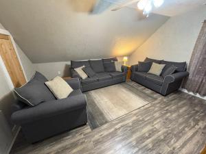 Spacious Rustic Downtown Market St 1 Bedroom Apt, Sleeps Up to 5, Steps to Honeywell & Eagles Theatre