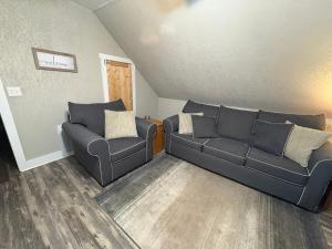 Spacious Rustic Downtown Market St 1 Bedroom Apt, Sleeps Up to 5, Steps to Honeywell & Eagles Theatre