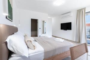 Prestige Villa COMPADRE Luxury Retreat in Mandre, Heated Pool, 4 Bedrooms, Seaside Comfort, NEW!