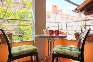 Top Center Room & Apartment