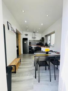 AeroSuites Luton - SHARED AND PRIVATE Accommodations mins from Luton Airport,FREE selected Breakfast,Adults Only,FREE Parking subject to availability and reservation only, Whats Up number required, Late Self Check In and Out by request only