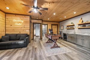 Chardonnay Chalet - Luxe Modern Chalet - Hot Tub, Wi-Fi, Fire Pit, Game Room, Amazing Deck - 15 min to Blue Ridge