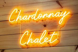 Chardonnay Chalet - Luxe Modern Chalet - Hot Tub, Wi-Fi, Fire Pit, Game Room, Amazing Deck - 15 min to Blue Ridge