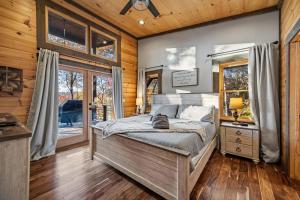 Chardonnay Chalet - Luxe Modern Chalet - Hot Tub, Wi-Fi, Fire Pit, Game Room, Amazing Deck - 15 min to Blue Ridge