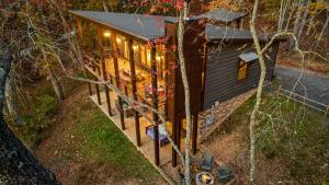 Chardonnay Chalet - Luxe Modern Chalet - Hot Tub, Wi-Fi, Fire Pit, Game Room, Amazing Deck - 15 min to Blue Ridge