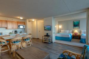 Spacious & Affordable Waikiki Getaway - Perfect for Families & Groups, Near Beach includes Free Parking (22208)