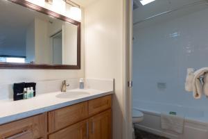 Spacious Waikiki Getaway 2208T2