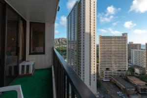 Spacious Waikiki Getaway 2208T2