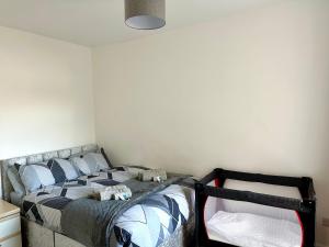 Cosy modern 4 bedroom home with backyard