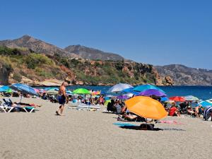 2 Bed Villa - Sleeps 5 - Private Pool & Garden