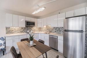 Sunrise Serenity on the 30th Floor - Modern Waikiki Escape with Views and Free Parking (23009)