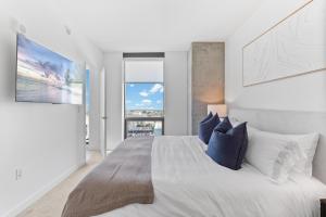 Rooftop Pool Modern 2BR, 2BA - Panoramic Hollywood views