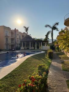 Depto en Planta Baja con Alberca, WiFi Rápido y Smart TV