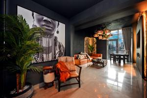 Black & Bold - Aesthetic Stay