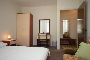 Apartments with a parking space Losinj, Losinj - 8039