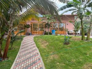 Sirenas Beach & Surf Club