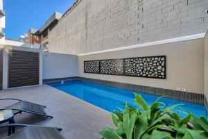 Spacious, Modern and Bright Apartment! Walk to CBD!