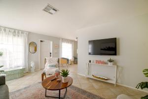 Walk to beach New pool- bathrooms with Cabana Oasis