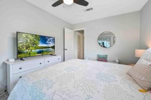 Walk to beach New pool- bathrooms with Cabana Oasis