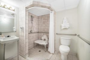 Double Room - Disability Access room in Knights Inn and Suites - Grand Forks
