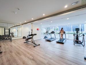 Bronzite 2-Bed Apt Central Dubai Canal Views