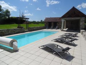 Maisons de vacances Charmant Gite en Brenne avec Jardin, Piscine Partagee et Proximite Sentiers de Randonnee - FR-1-591-99 : photos des chambres