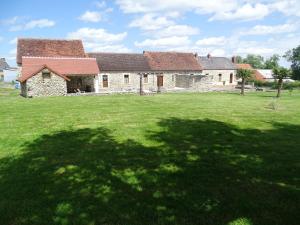 Maisons de vacances Charmant Gite en Brenne avec Jardin, Piscine Partagee et Proximite Sentiers de Randonnee - FR-1-591-99 : photos des chambres