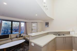 Khione - 6-23-25 Kirwan Close