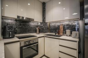 QUARTZ Luxe 1-Bed at Nobles Tower, Near Downtown