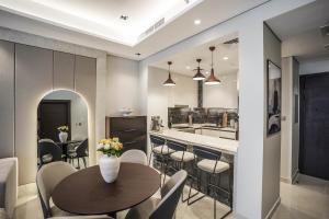 QUARTZ Luxe 1-Bed at Nobles Tower, Near Downtown