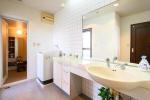 COCOSTAY 中広ネオイズム 最大10人 閑静な住宅街にある贅沢80m2の最上階プライベートオーナーズルーム supported by COCOSTAY