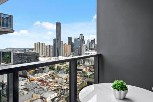 Stylish Valley Pad with City Views, Rooftop and Wi-Fi