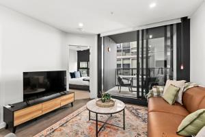 Stylish Valley Pad with City Views, Rooftop and Wi-Fi