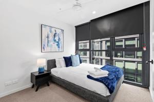 Stylish Valley Pad with City Views, Rooftop and Wi-Fi