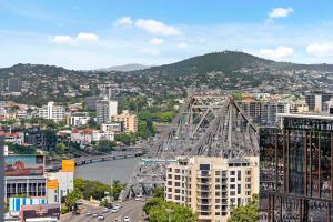 Stylish Valley Pad with City Views, Rooftop and Wi-Fi