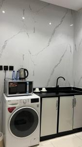 LP96 Elegant 1BR Apartment in Yarmuk