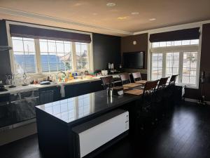 Biei Terrace 2F 専用玄関 127平米 85型スマートTV -駅前通り&景観条例地区- - 4hvězdičkové hotely ve městě Biei