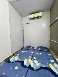NON Whole House with 3 floors and 2 Bedrooms 1 Kitchen