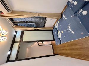 NON Whole House with 3 floors and 2 Bedrooms 1 Kitchen